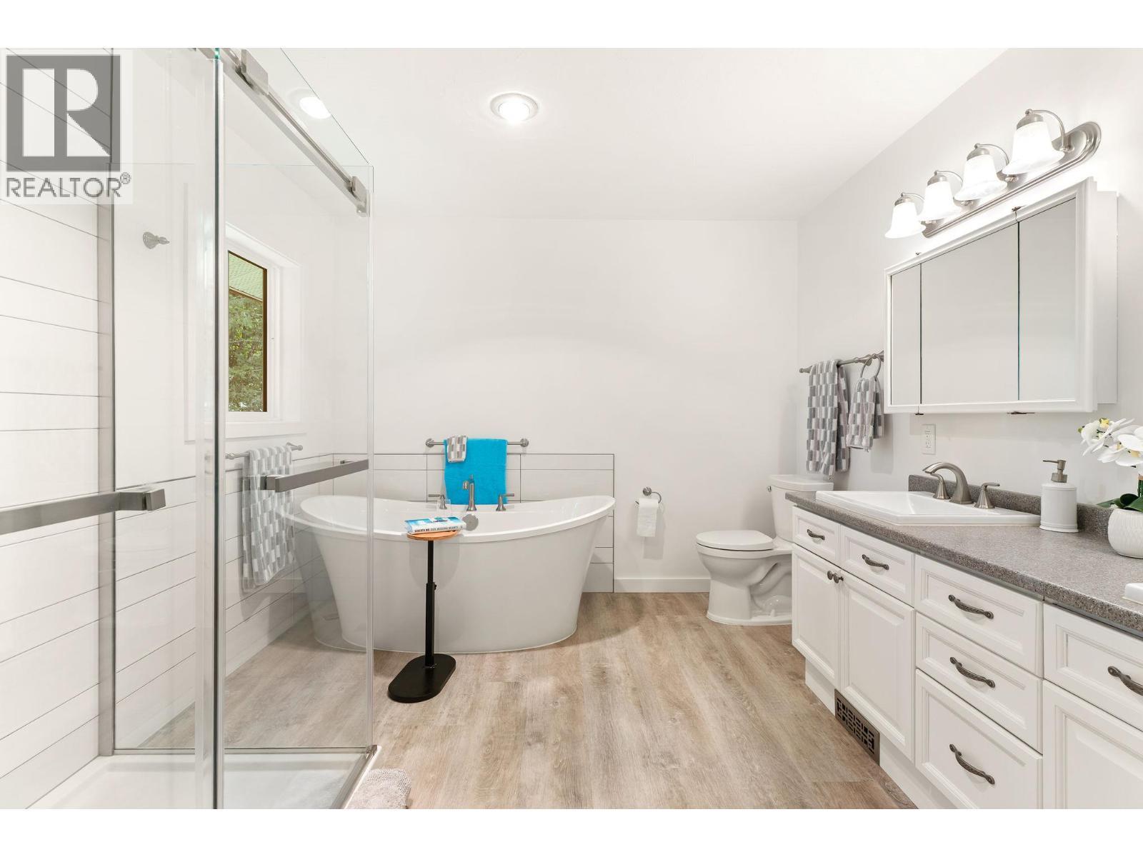 Full new ensuite - 1587 Pratico Road, Revelstoke, BC - Indoor Photo Showing Bathroom