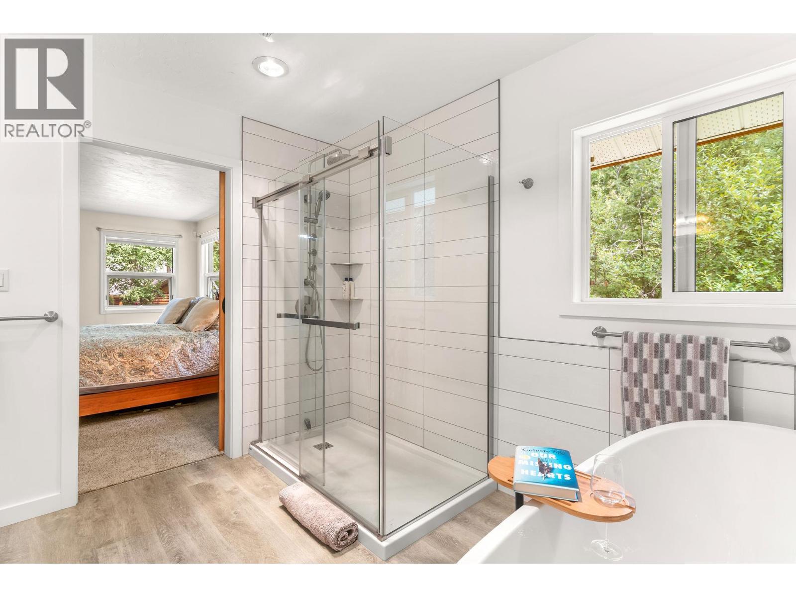 Shower and soaker tub - 1587 Pratico Road, Revelstoke, BC - Indoor Photo Showing Bathroom