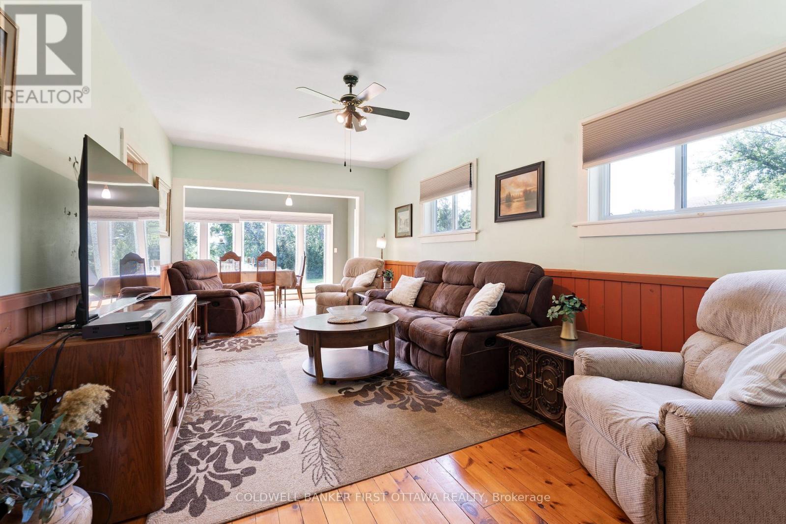 127 Rose Mac Drive, Drummond/North Elmsley, ON - Indoor Photo Showing Living Room