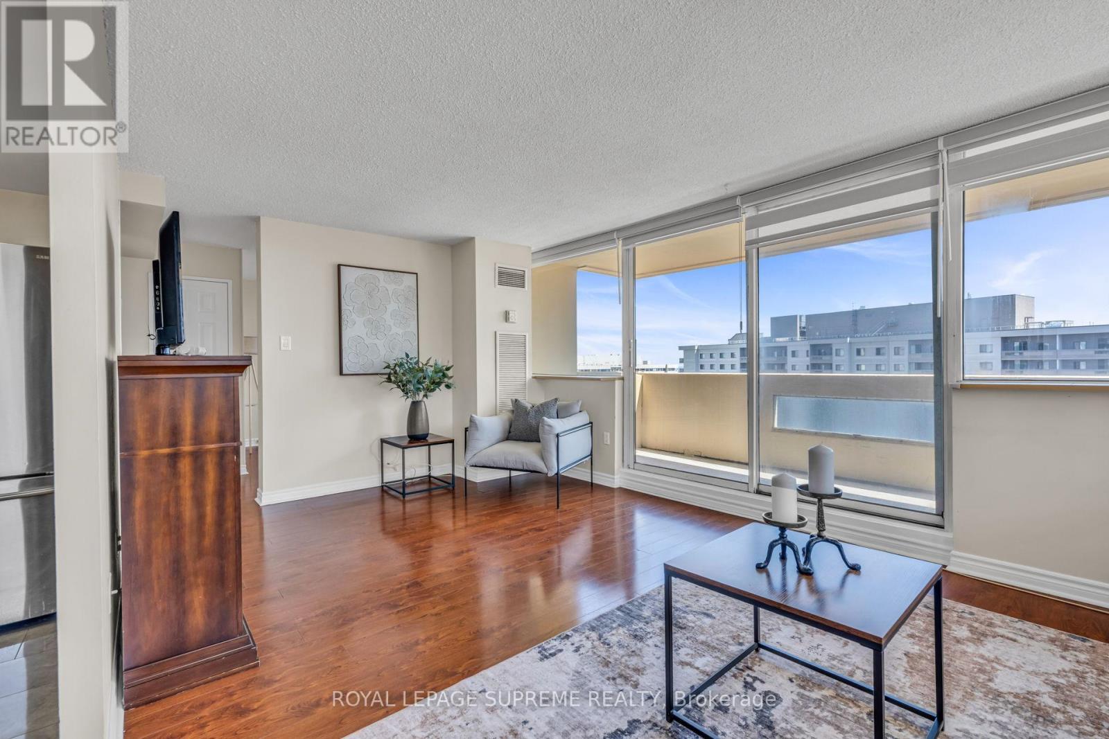 1907 - 3590 Kaneff Crescent, Mississauga, ON - Indoor Photo Showing Living Room