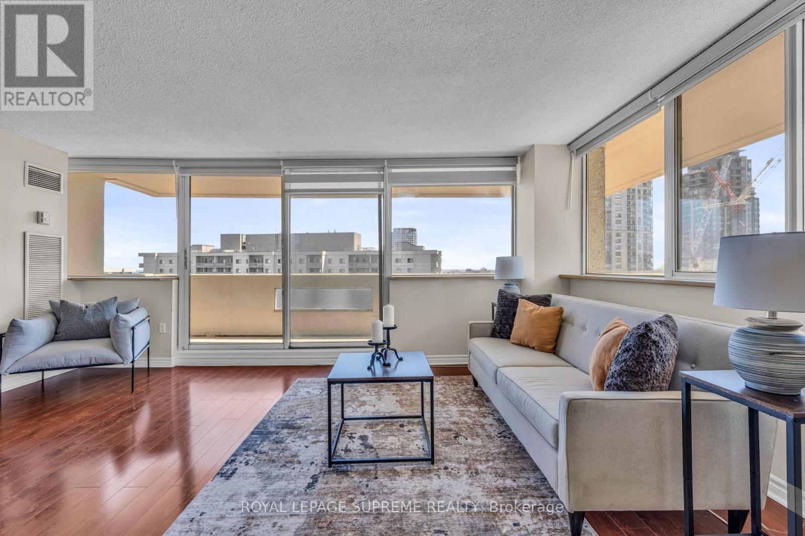 1907 - 3590 Kaneff Crescent, Mississauga, ON - Indoor Photo Showing Living Room