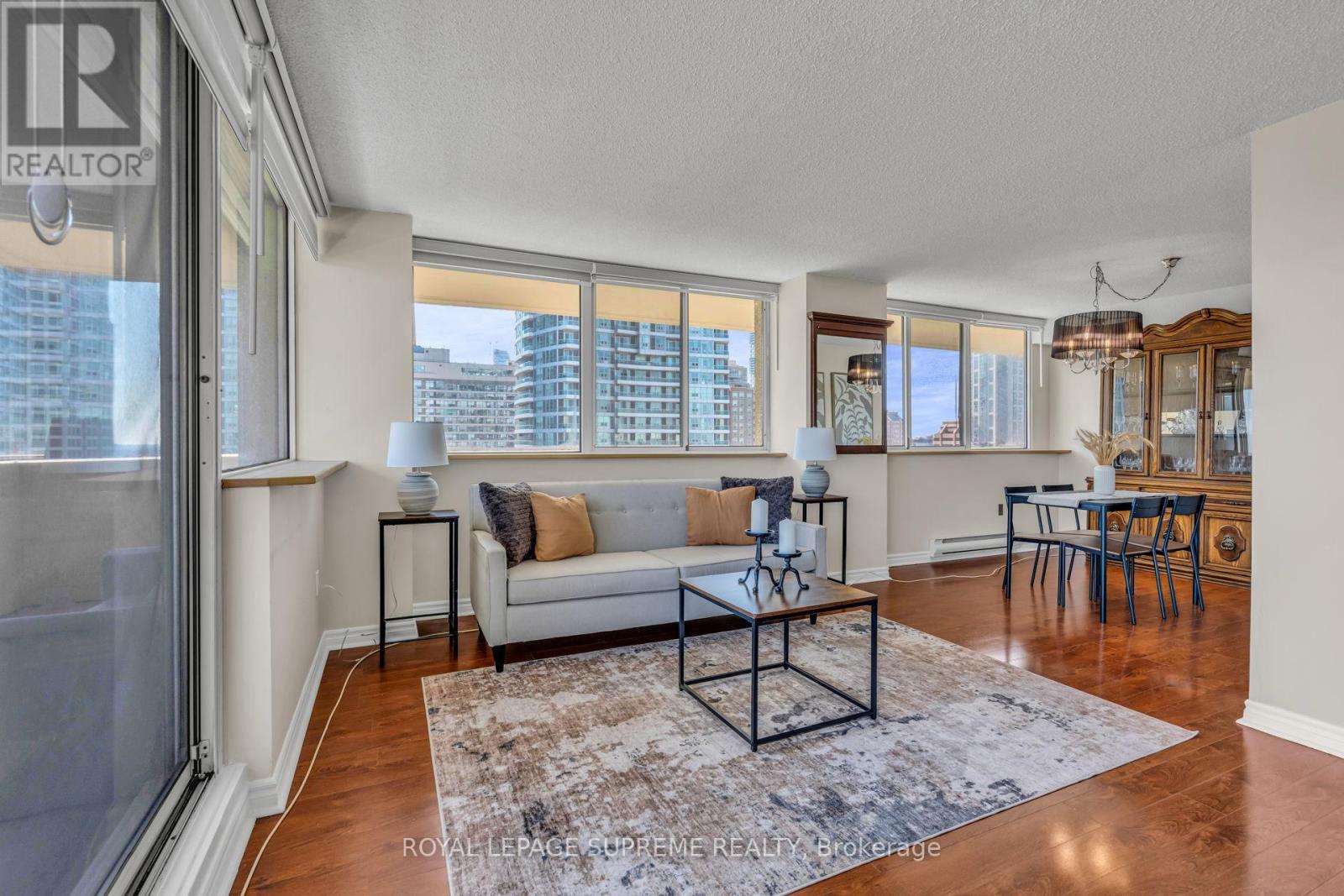 1907 - 3590 Kaneff Crescent, Mississauga, ON - Indoor Photo Showing Living Room
