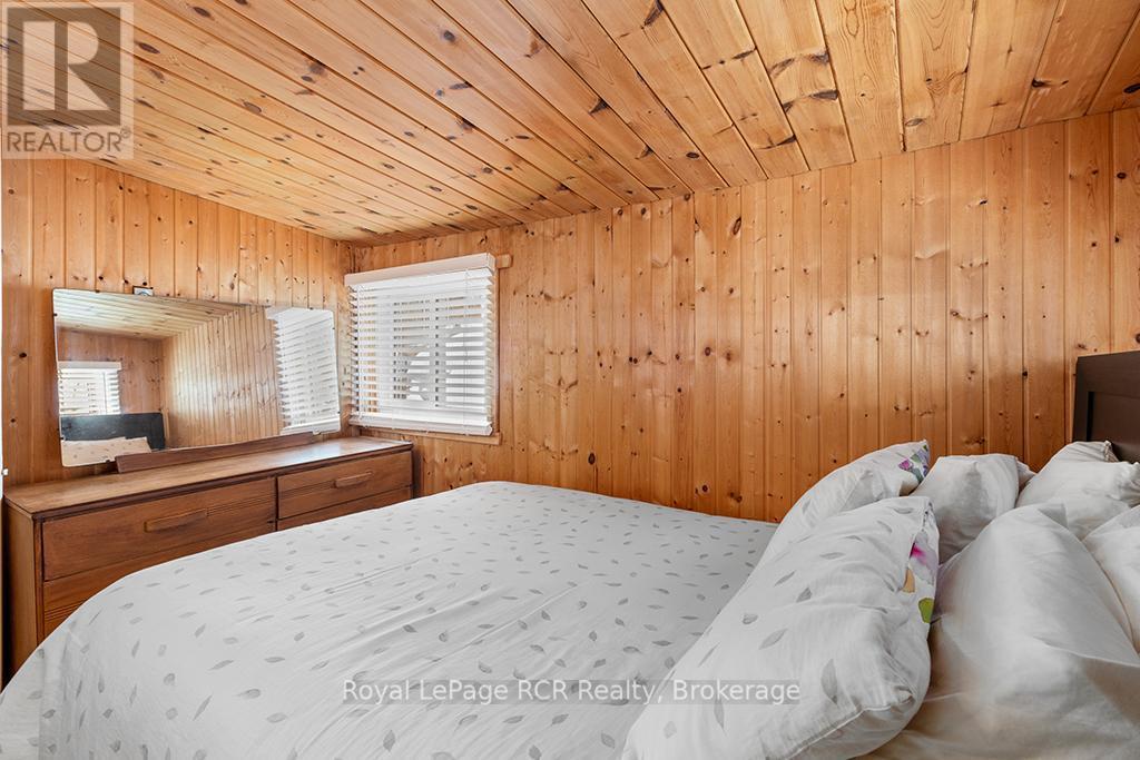 48 Island View Drive N, South Bruce Peninsula, ON - Indoor Photo Showing Bedroom