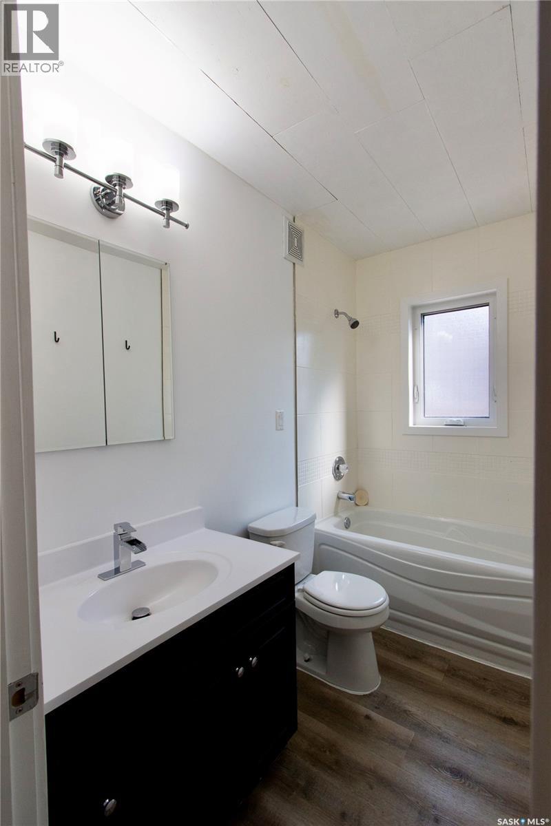 376 6Th Avenue Nw, Swift Current, SK - Indoor Photo Showing Bathroom