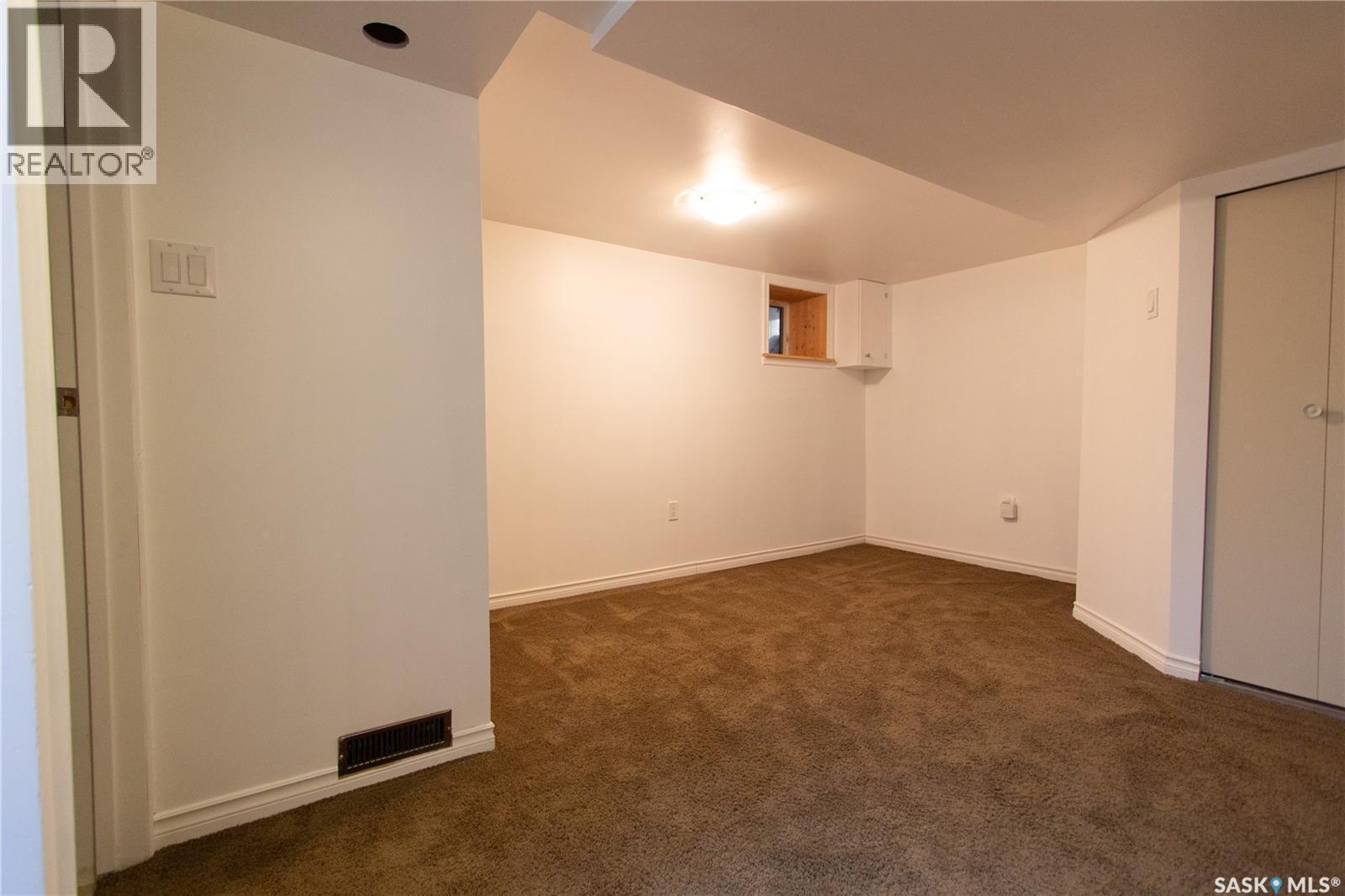 376 6Th Avenue Nw, Swift Current, SK - Indoor Photo Showing Other Room