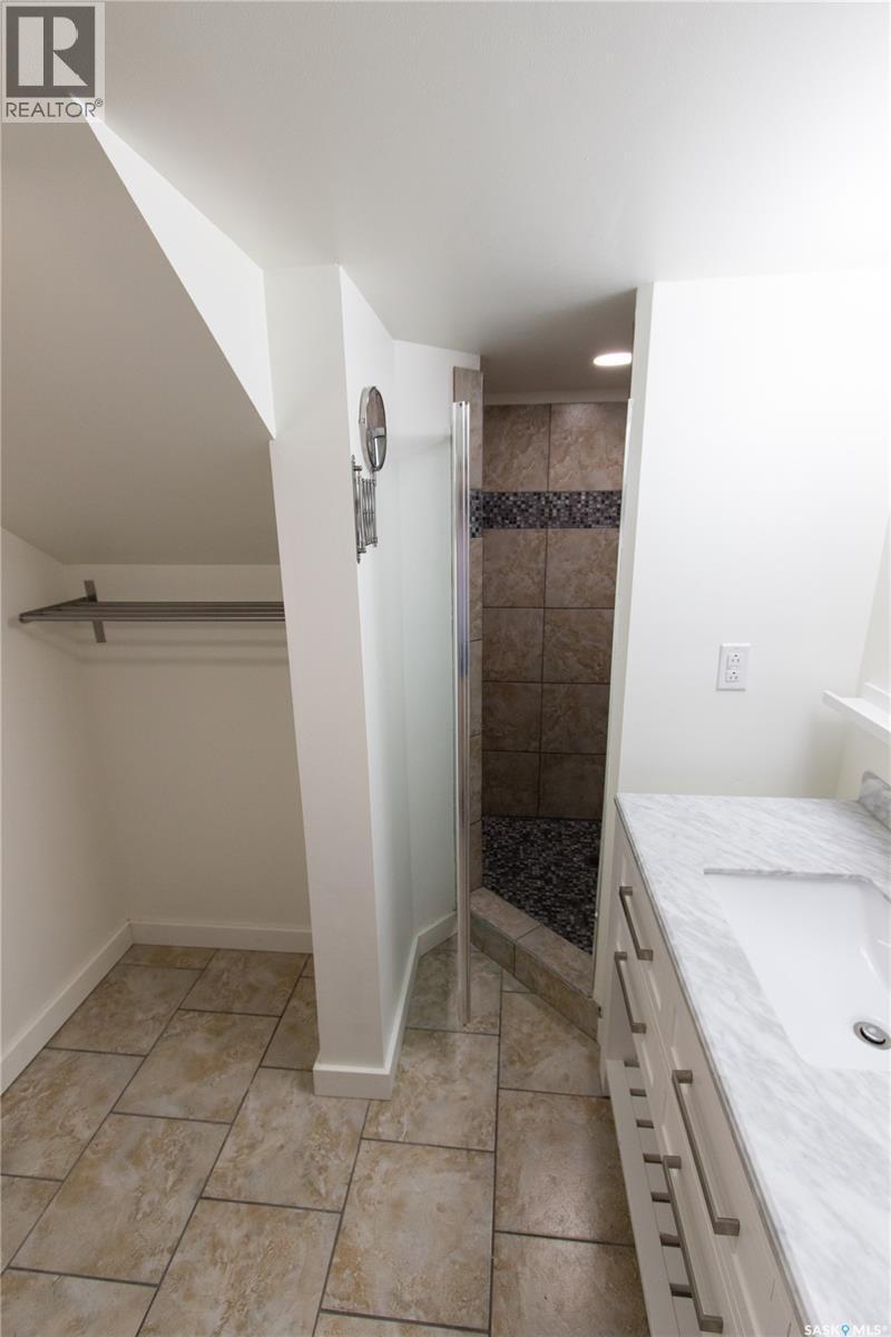 376 6Th Avenue Nw, Swift Current, SK - Indoor Photo Showing Bathroom
