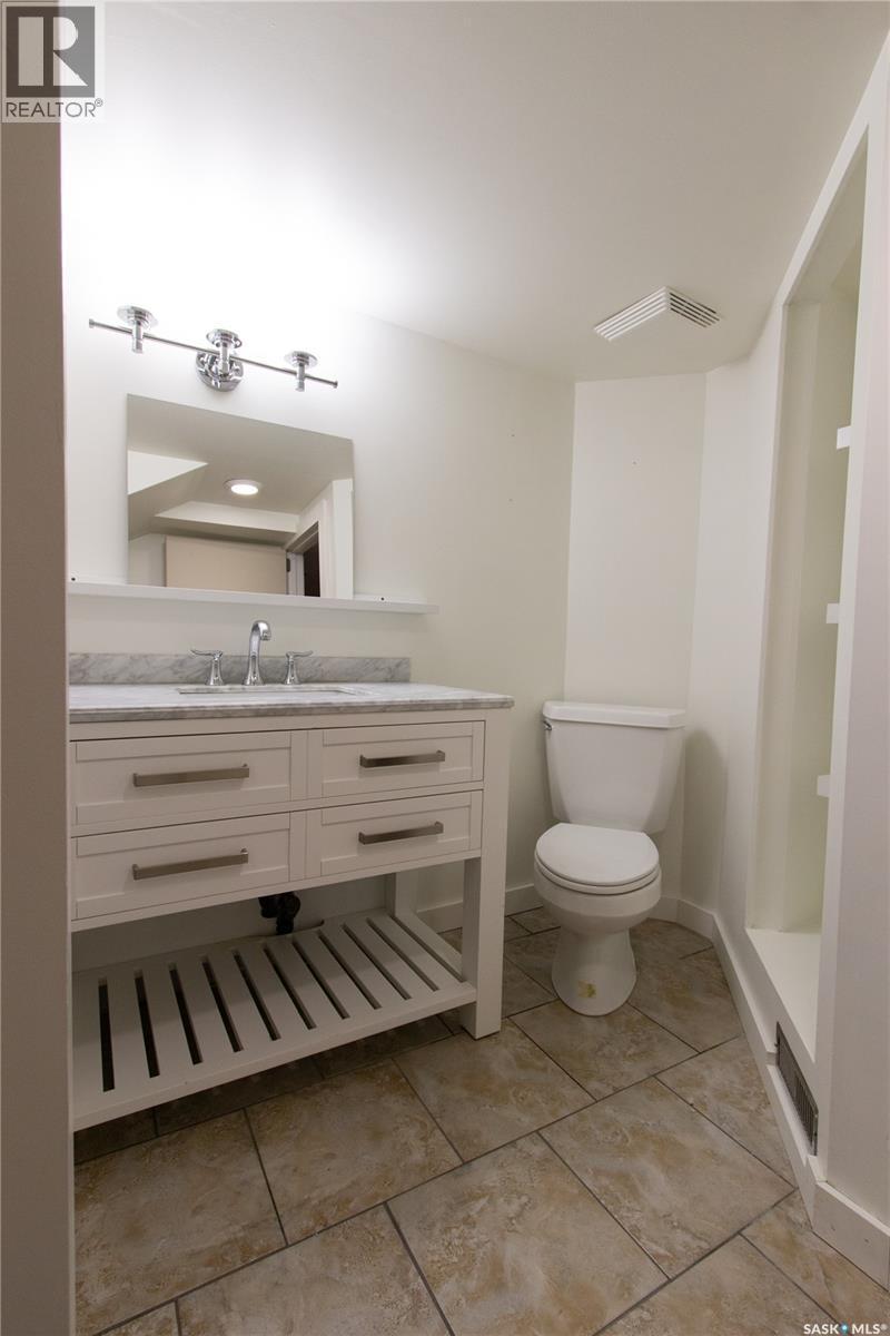 376 6Th Avenue Nw, Swift Current, SK - Indoor Photo Showing Bathroom