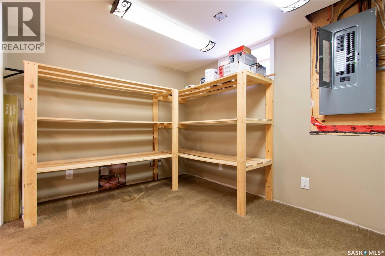 376 6Th Avenue Nw, Swift Current, SK - Indoor With Storage