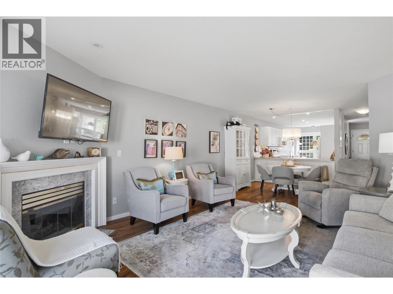 1750 Pacific Way Unit# 6, Kamloops, BC - Indoor Photo Showing Living Room With Fireplace