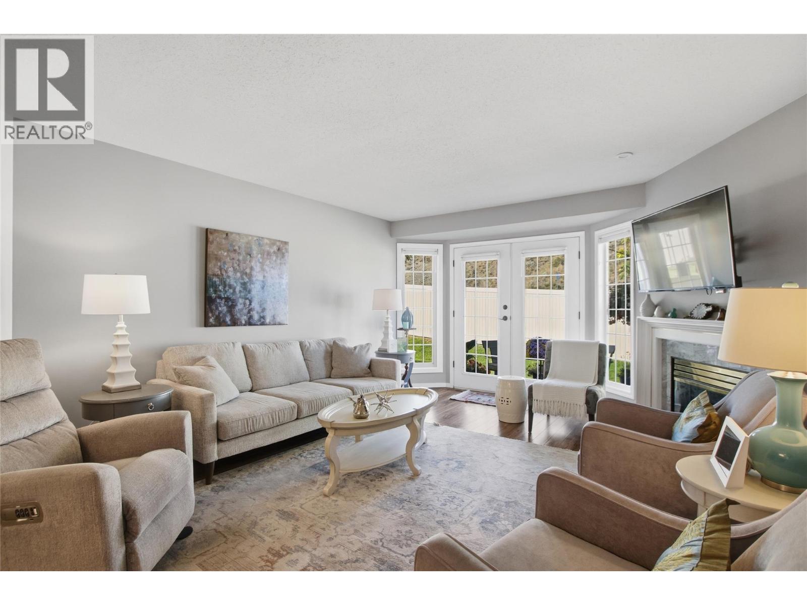 1750 Pacific Way Unit# 6, Kamloops, BC - Indoor Photo Showing Living Room With Fireplace