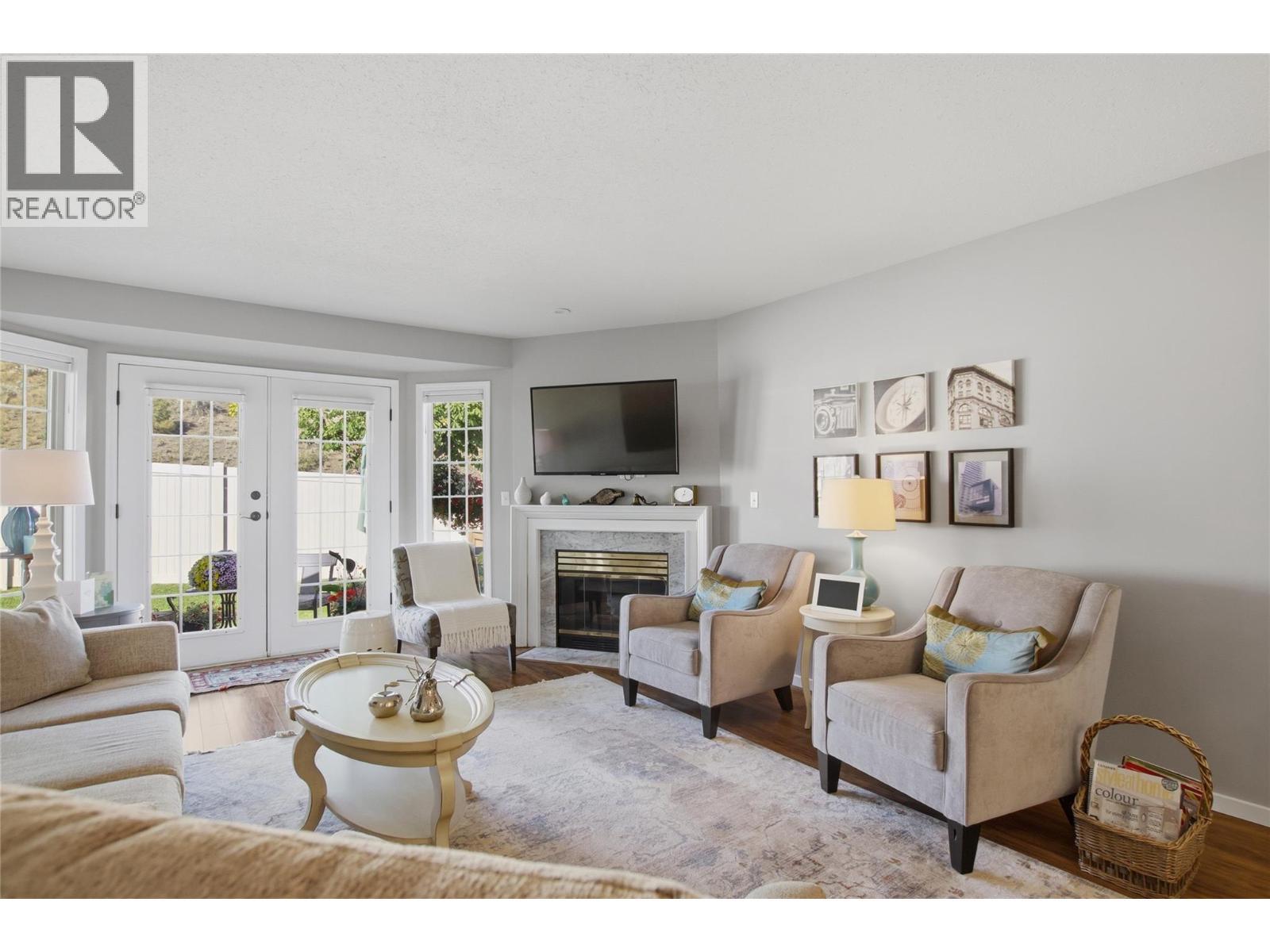 1750 Pacific Way Unit# 6, Kamloops, BC - Indoor Photo Showing Living Room With Fireplace