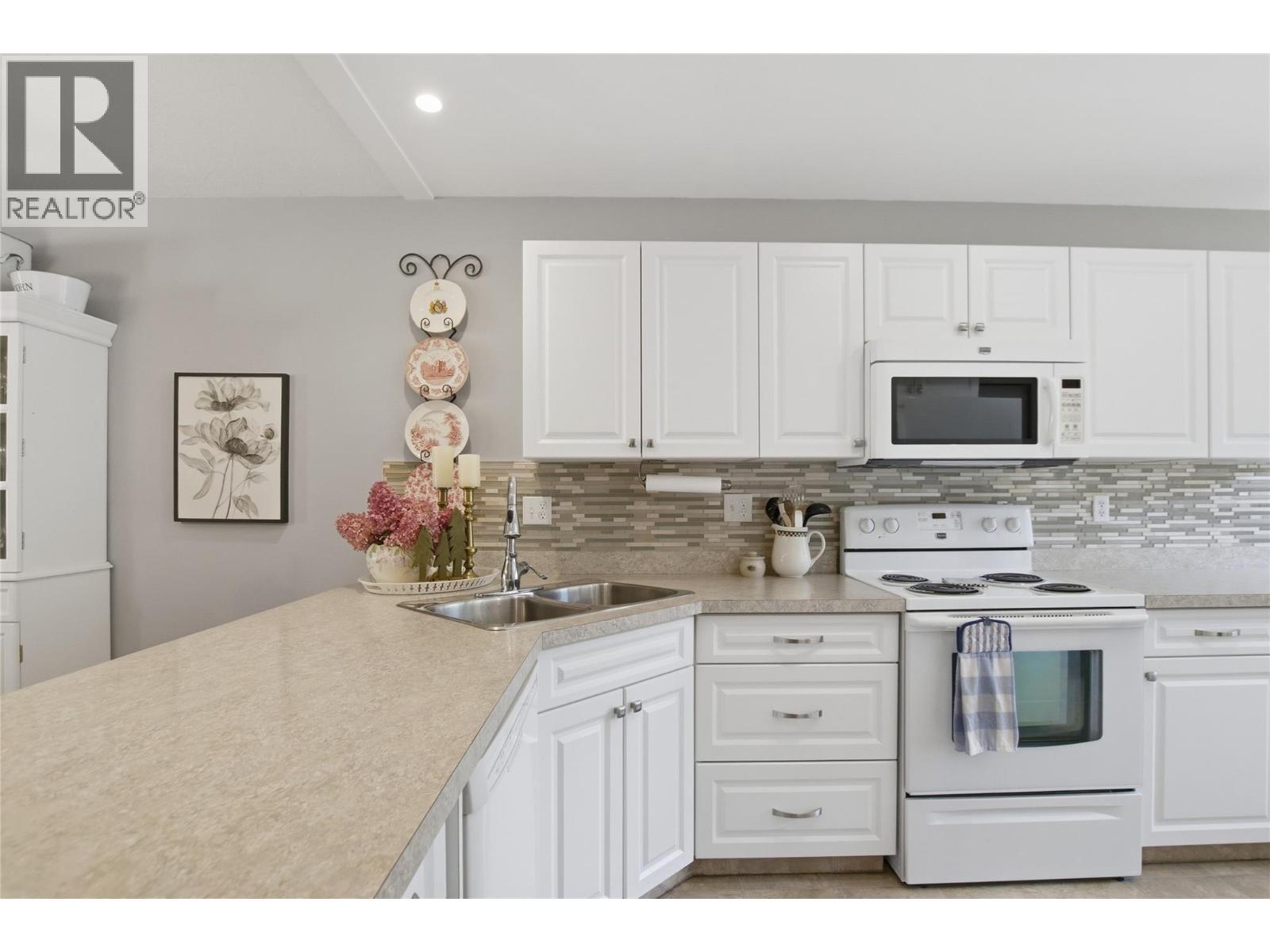 1750 Pacific Way Unit# 6, Kamloops, BC - Indoor Photo Showing Kitchen With Double Sink