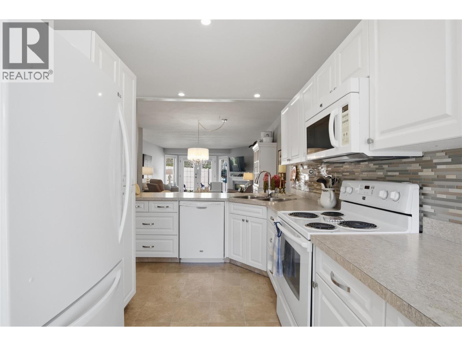 1750 Pacific Way Unit# 6, Kamloops, BC - Indoor Photo Showing Kitchen With Double Sink
