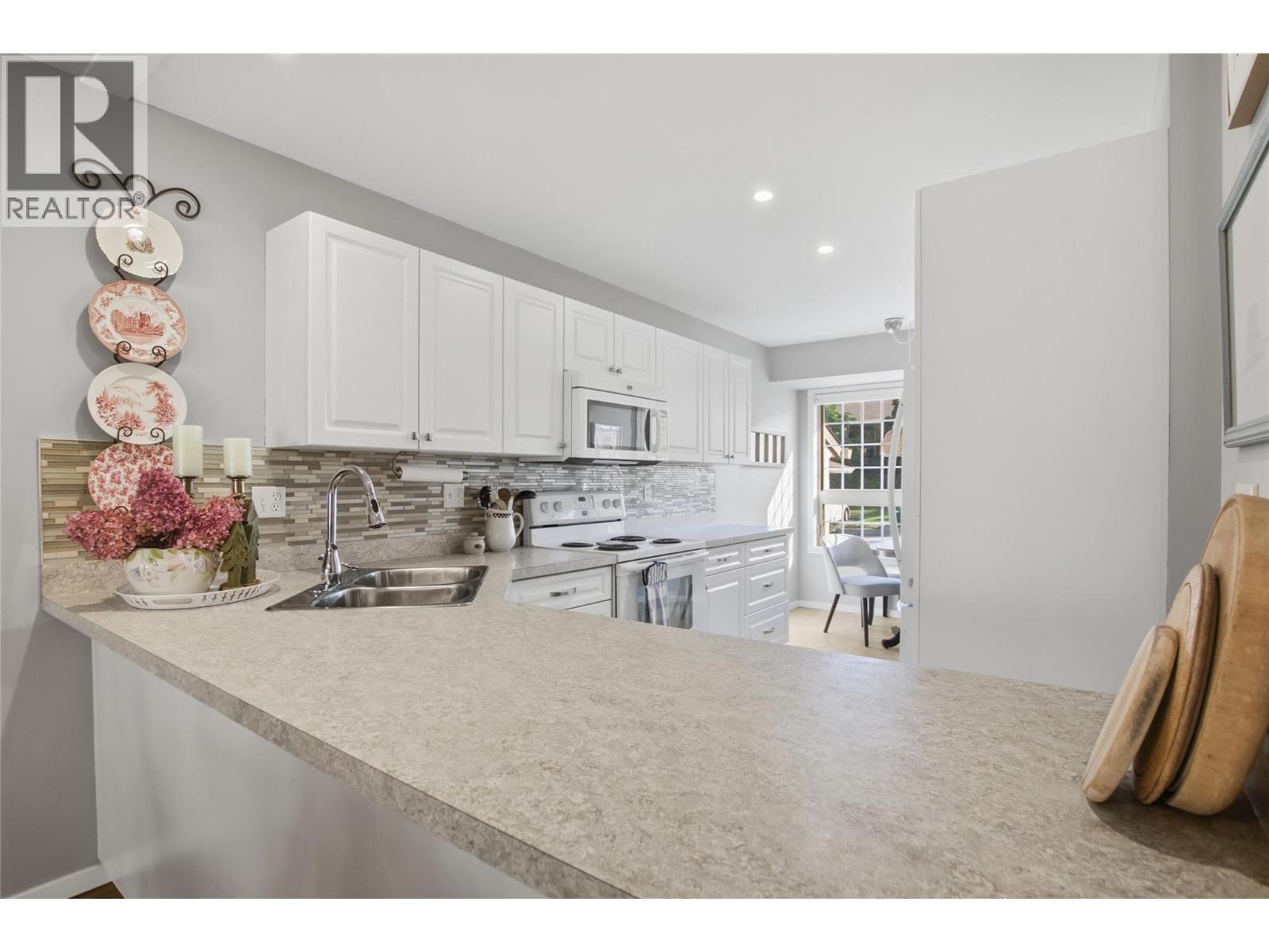 1750 Pacific Way Unit# 6, Kamloops, BC - Indoor Photo Showing Kitchen With Double Sink