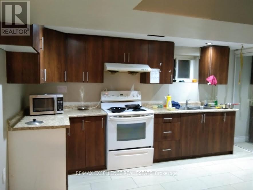7208 Hermitage Road, Mississauga, ON - Indoor Photo Showing Kitchen With Double Sink