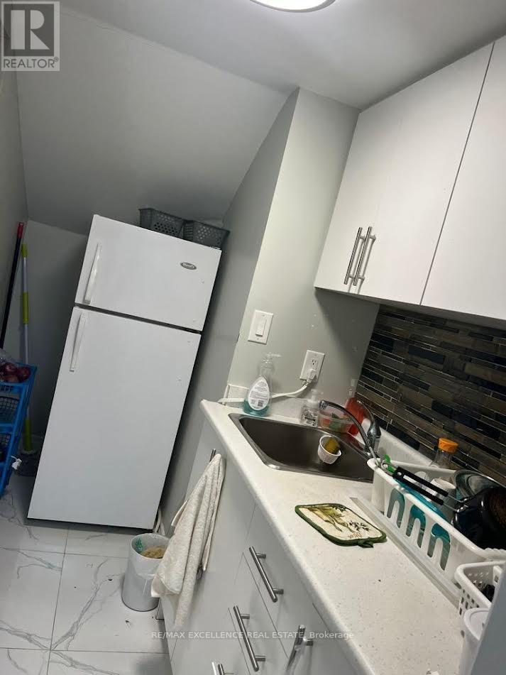 7208 Hermitage Road, Mississauga, ON - Indoor