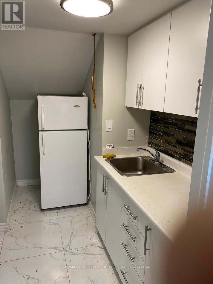 7208 Hermitage Road, Mississauga, ON - Indoor Photo Showing Kitchen