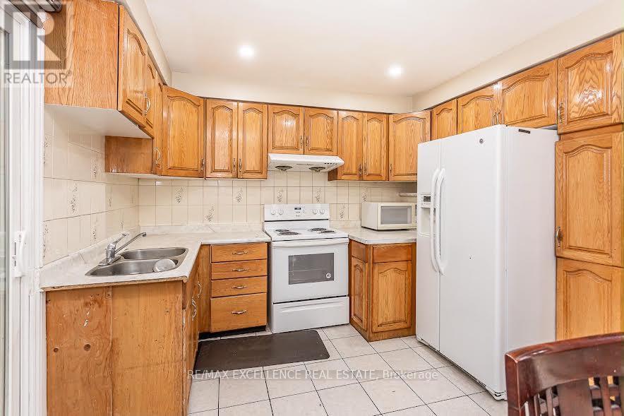 7208 Hermitage Road, Mississauga, ON - Indoor Photo Showing Kitchen With Double Sink