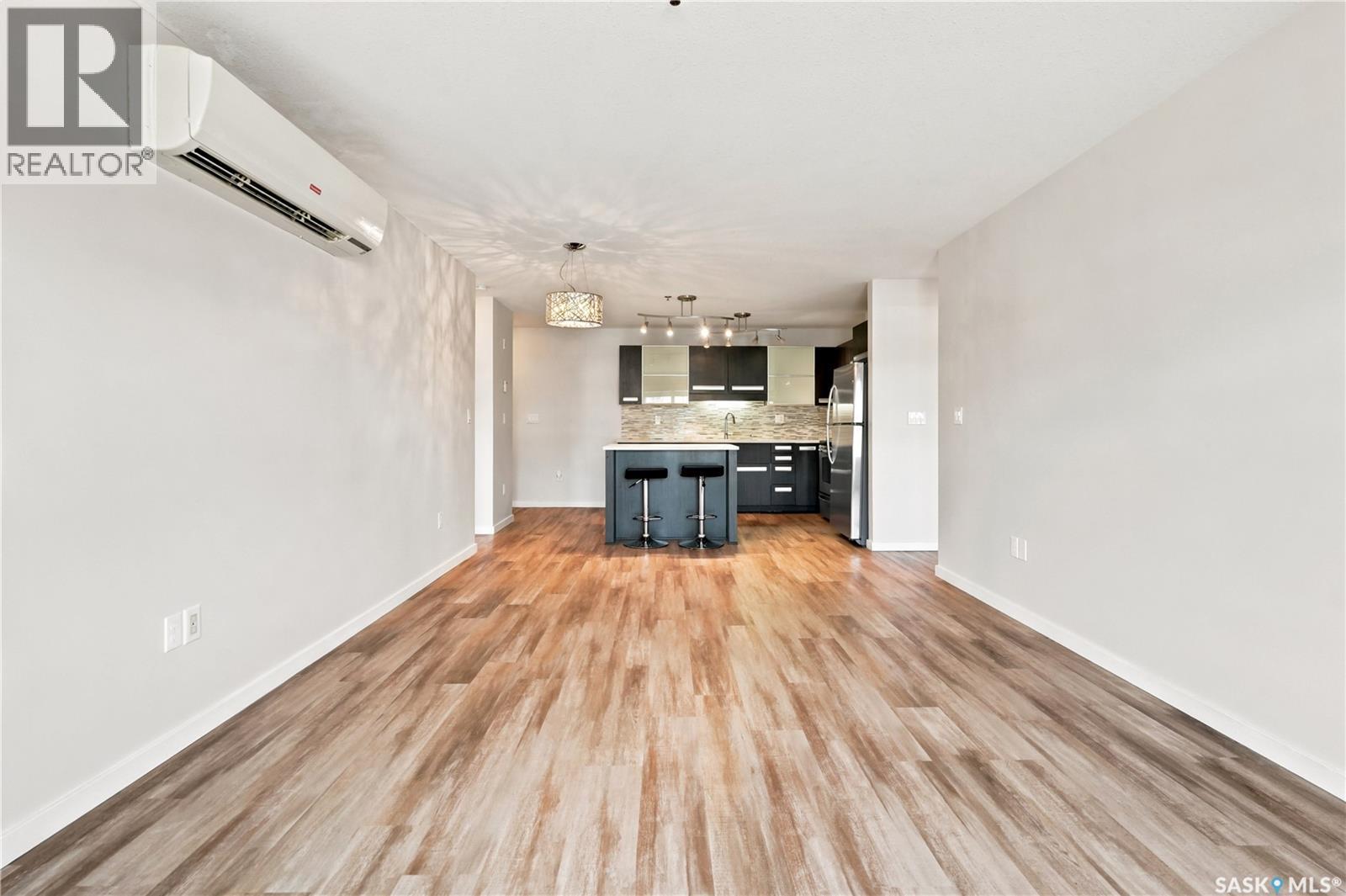 206 1510 Neville Drive, Regina, SK - Indoor Photo Showing Living Room