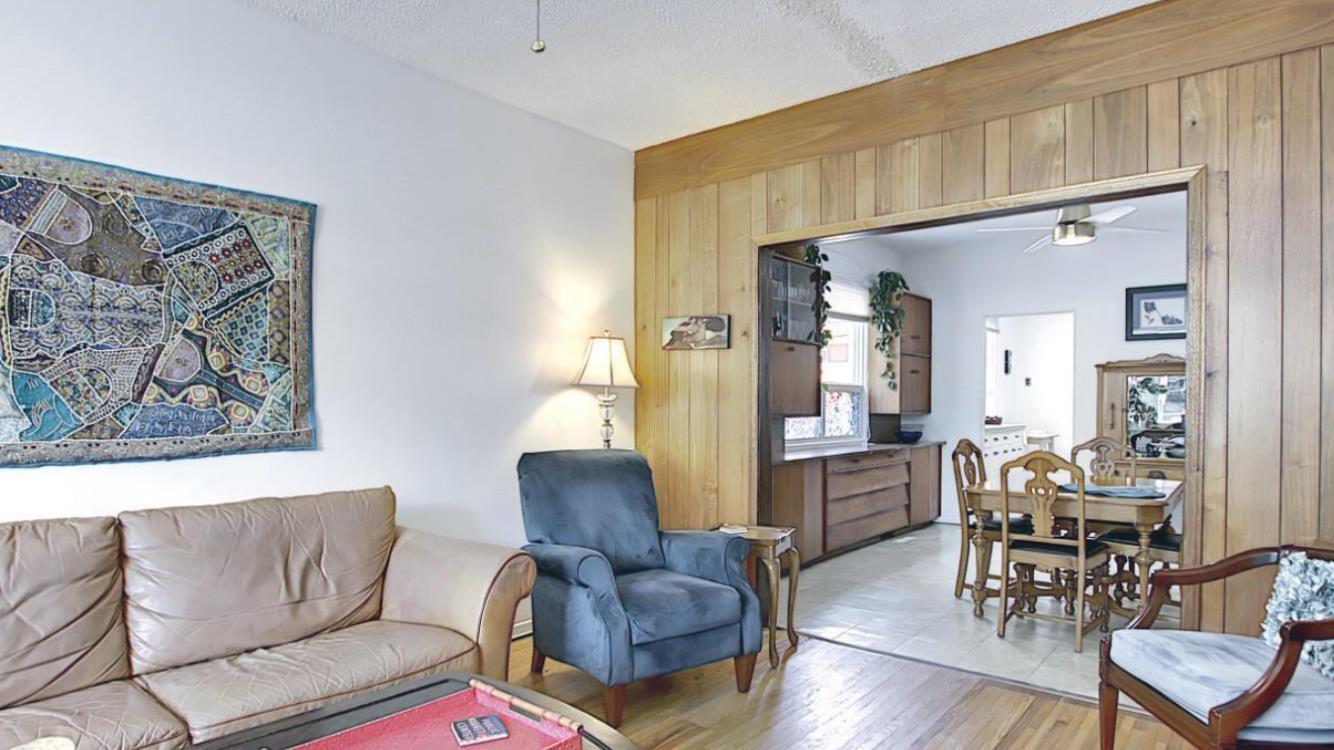 10017 - 113 Street, Edmonton, AB - Indoor Photo Showing Living Room