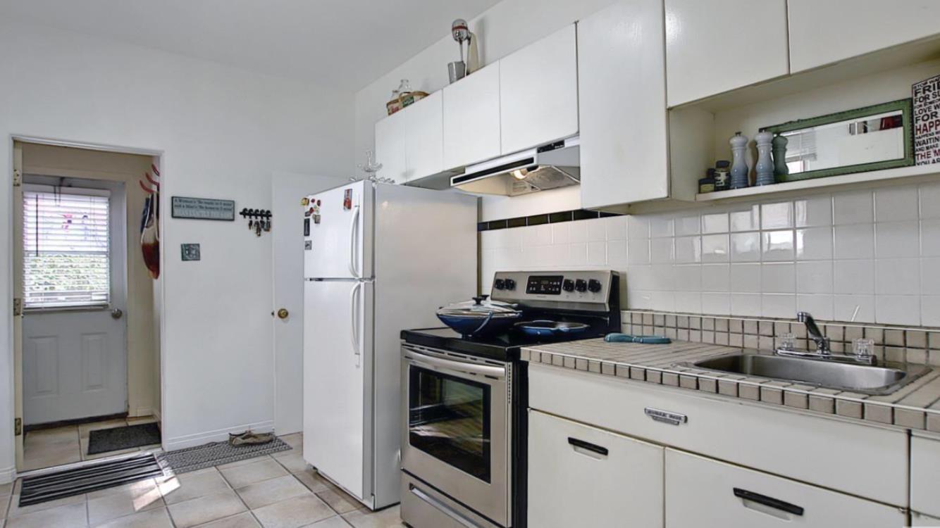 10017 - 113 Street, Edmonton, AB - Indoor Photo Showing Kitchen