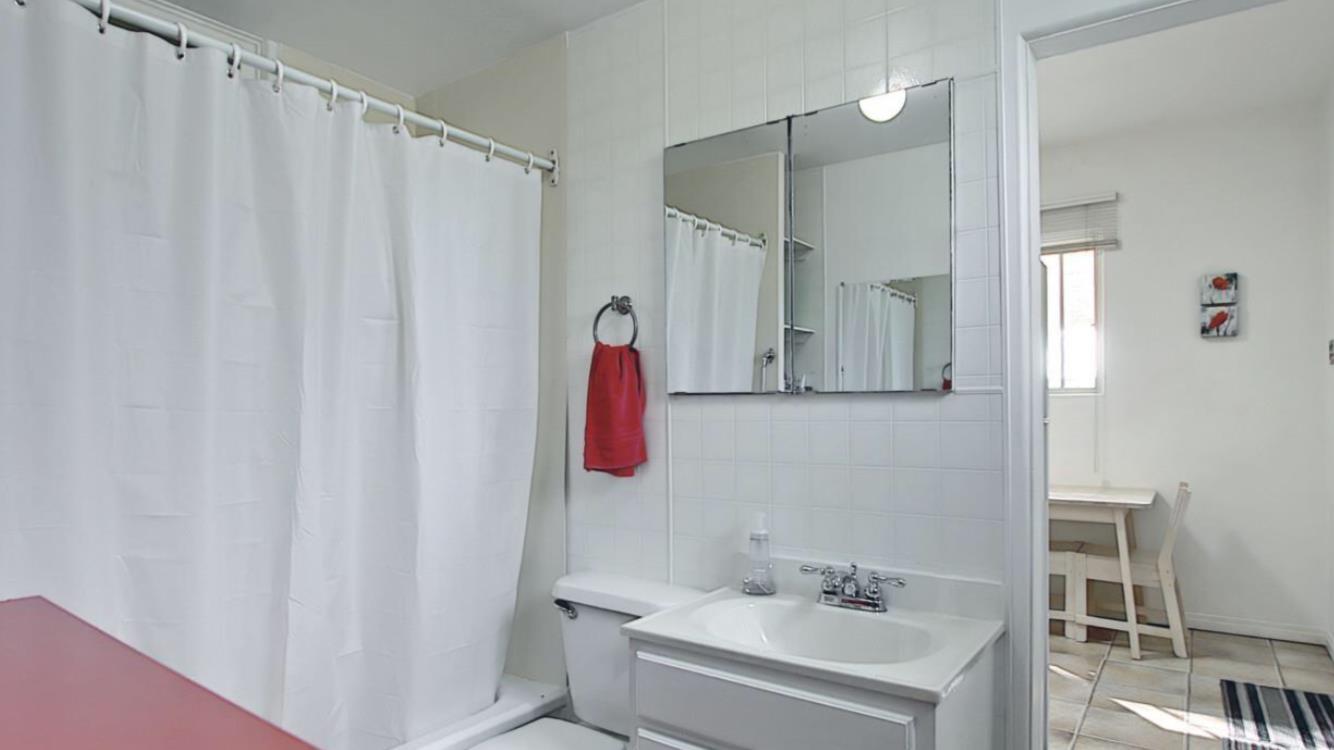 10017 - 113 Street, Edmonton, AB - Indoor Photo Showing Bathroom