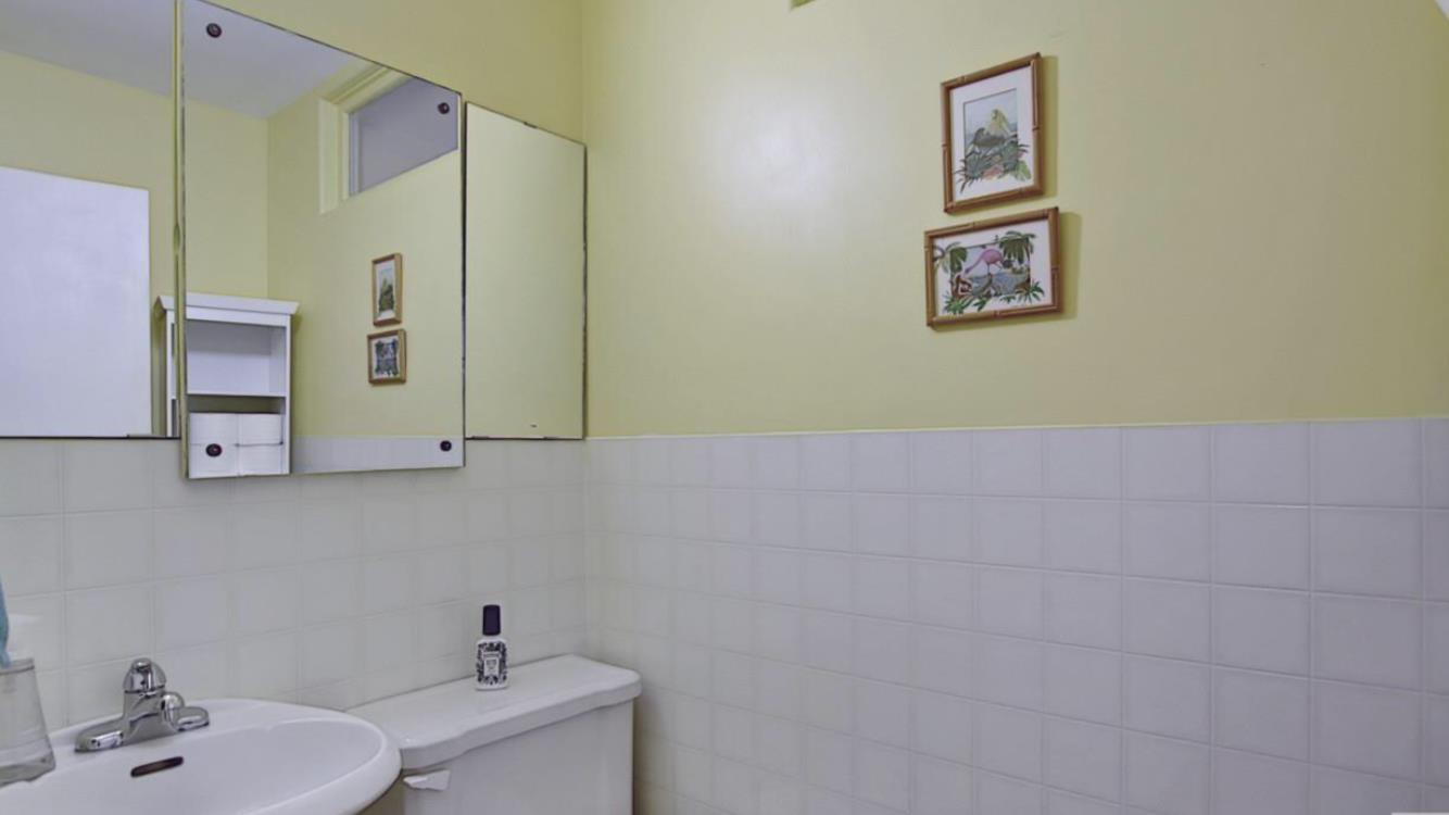10017 - 113 Street, Edmonton, AB - Indoor Photo Showing Bathroom