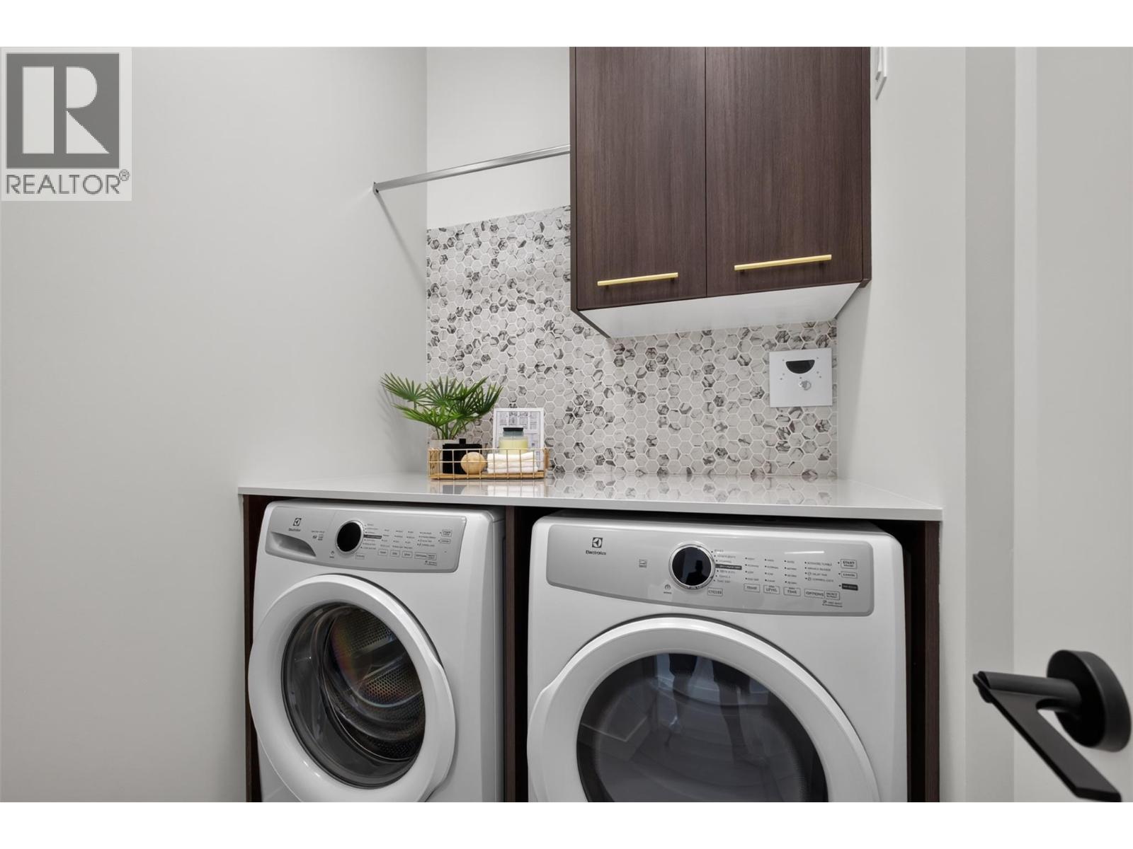 3800 Capozzi Road Unit# Ph2, Kelowna, BC - Indoor Photo Showing Laundry Room