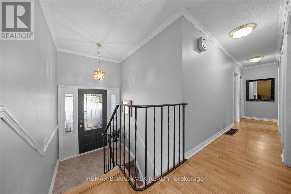 201 Linda Loop, Ottawa, ON - Indoor Photo Showing Other Room
