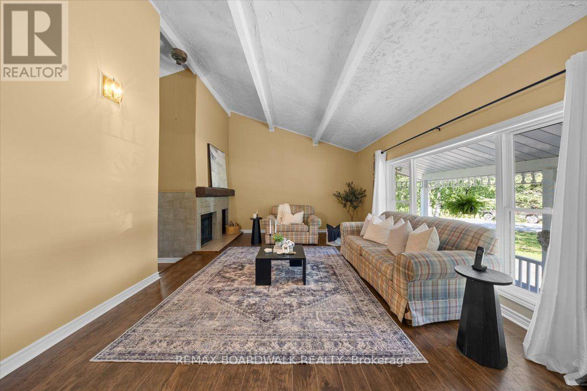 201 Linda Loop, Ottawa, ON - Indoor Photo Showing Living Room With Fireplace