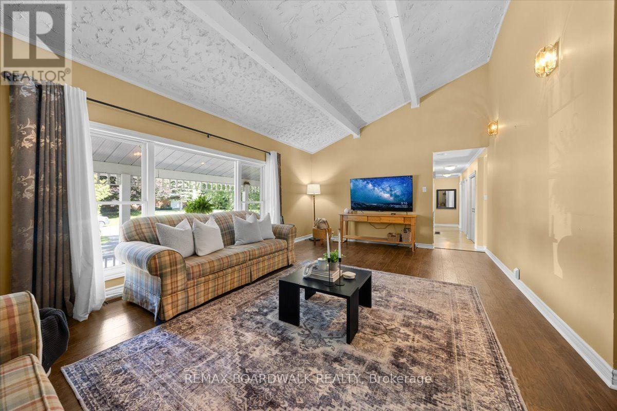 201 Linda Loop, Ottawa, ON - Indoor Photo Showing Living Room