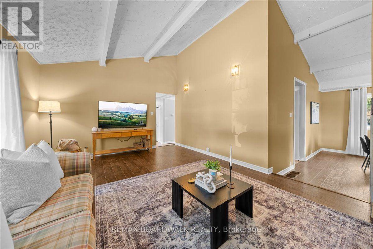 201 Linda Loop, Ottawa, ON - Indoor Photo Showing Living Room