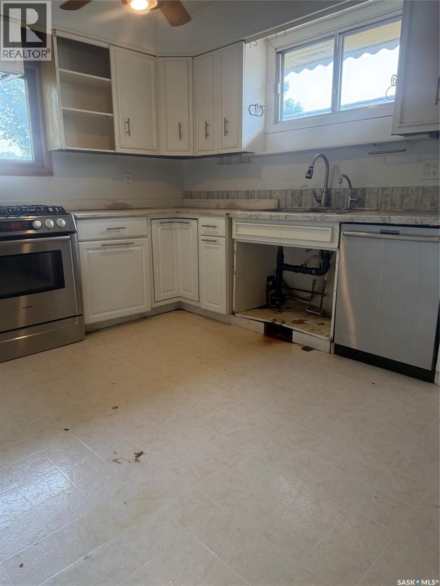 90 Marquis Crescent, Regina, SK - Indoor Photo Showing Kitchen