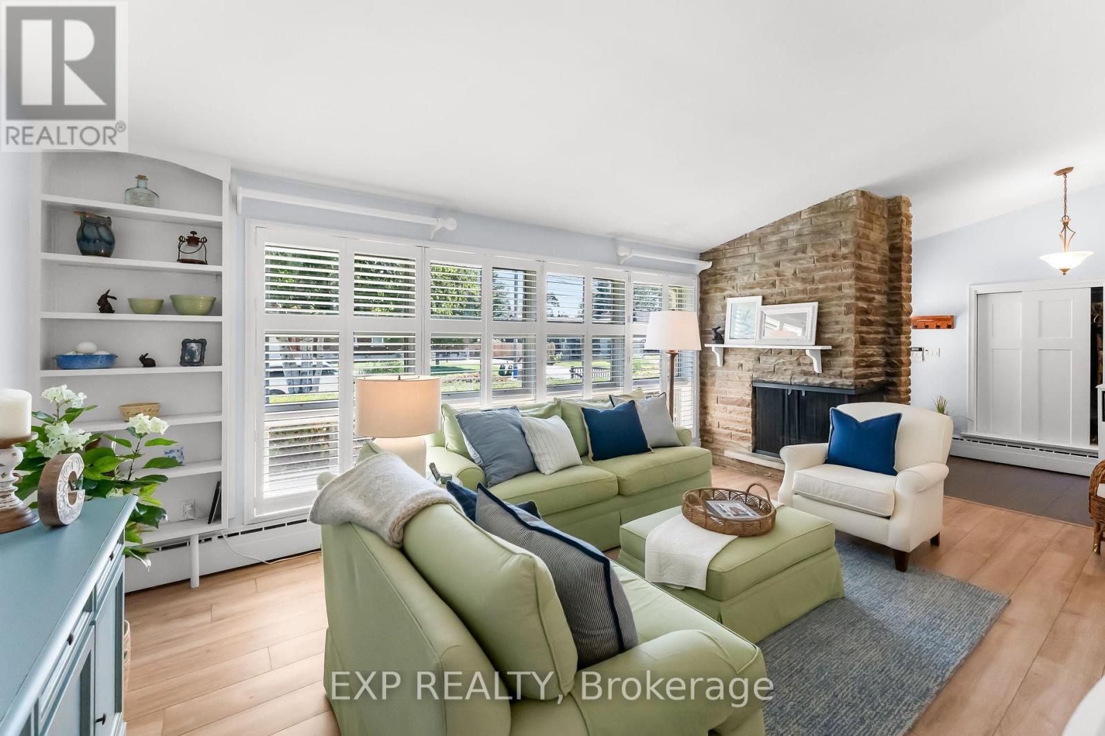 3279 Saint Patrick Avenue, Niagara Falls (Stamford), ON - Indoor Photo Showing Living Room