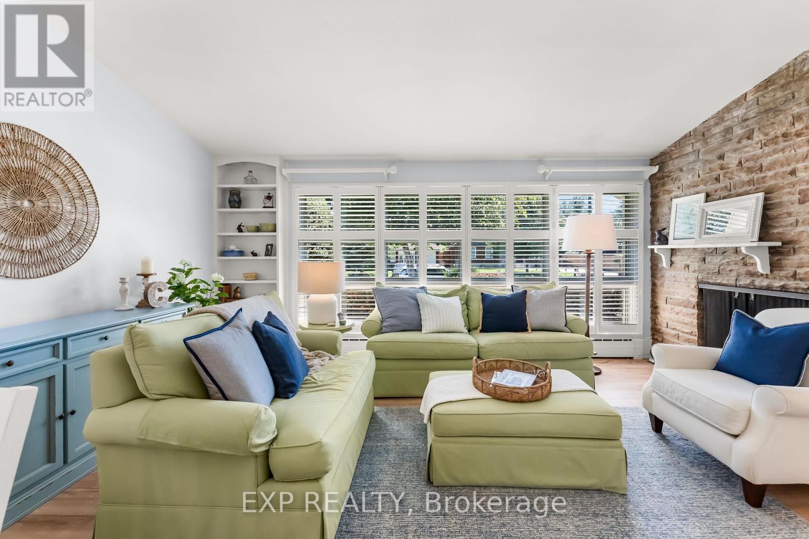 3279 Saint Patrick Avenue, Niagara Falls (Stamford), ON - Indoor Photo Showing Living Room