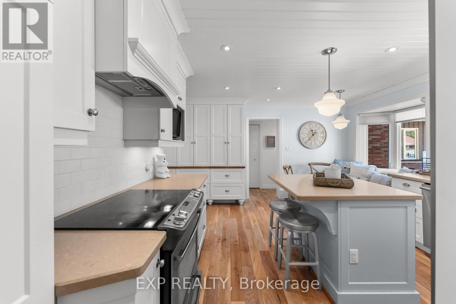 3279 Saint Patrick Avenue, Niagara Falls (Stamford), ON - Indoor Photo Showing Kitchen With Upgraded Kitchen