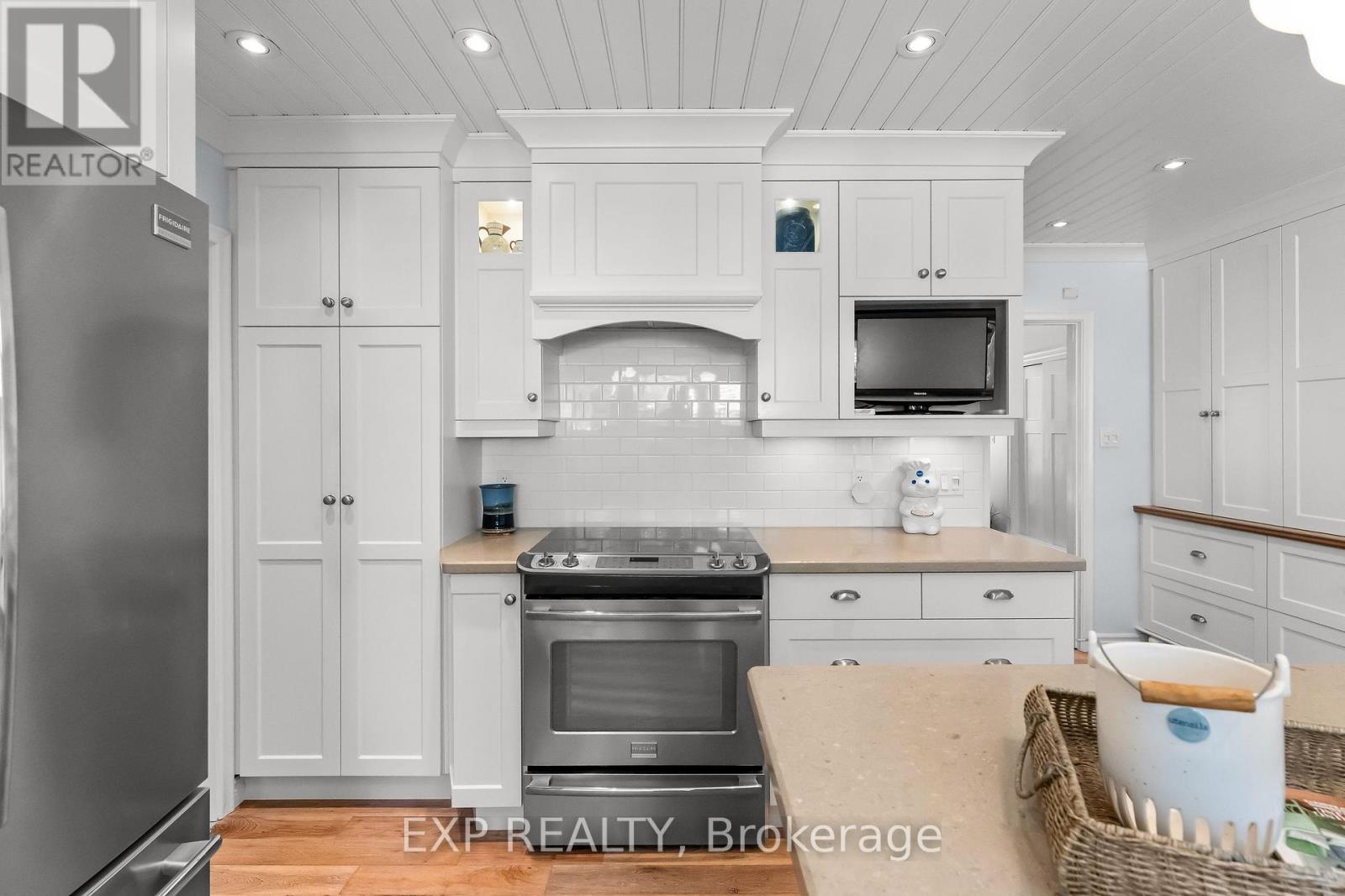 3279 Saint Patrick Avenue, Niagara Falls (Stamford), ON - Indoor Photo Showing Kitchen With Upgraded Kitchen