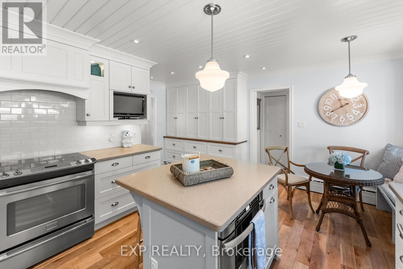 3279 Saint Patrick Avenue, Niagara Falls (Stamford), ON - Indoor Photo Showing Kitchen