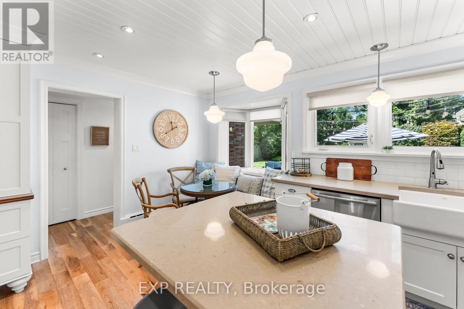 3279 Saint Patrick Avenue, Niagara Falls (Stamford), ON - Indoor Photo Showing Dining Room