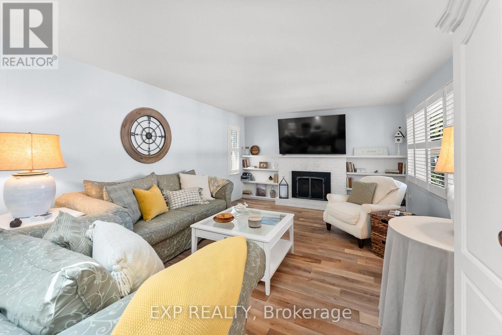 3279 Saint Patrick Avenue, Niagara Falls (Stamford), ON - Indoor Photo Showing Living Room With Fireplace