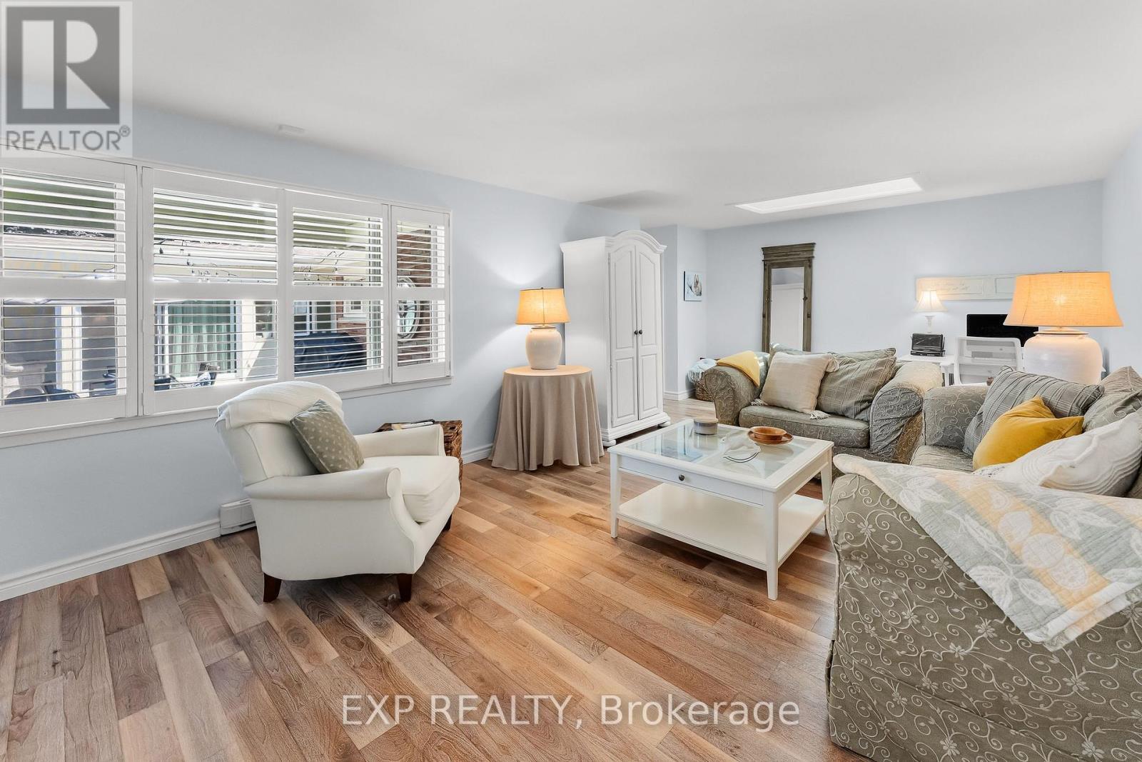 3279 Saint Patrick Avenue, Niagara Falls (Stamford), ON - Indoor Photo Showing Living Room