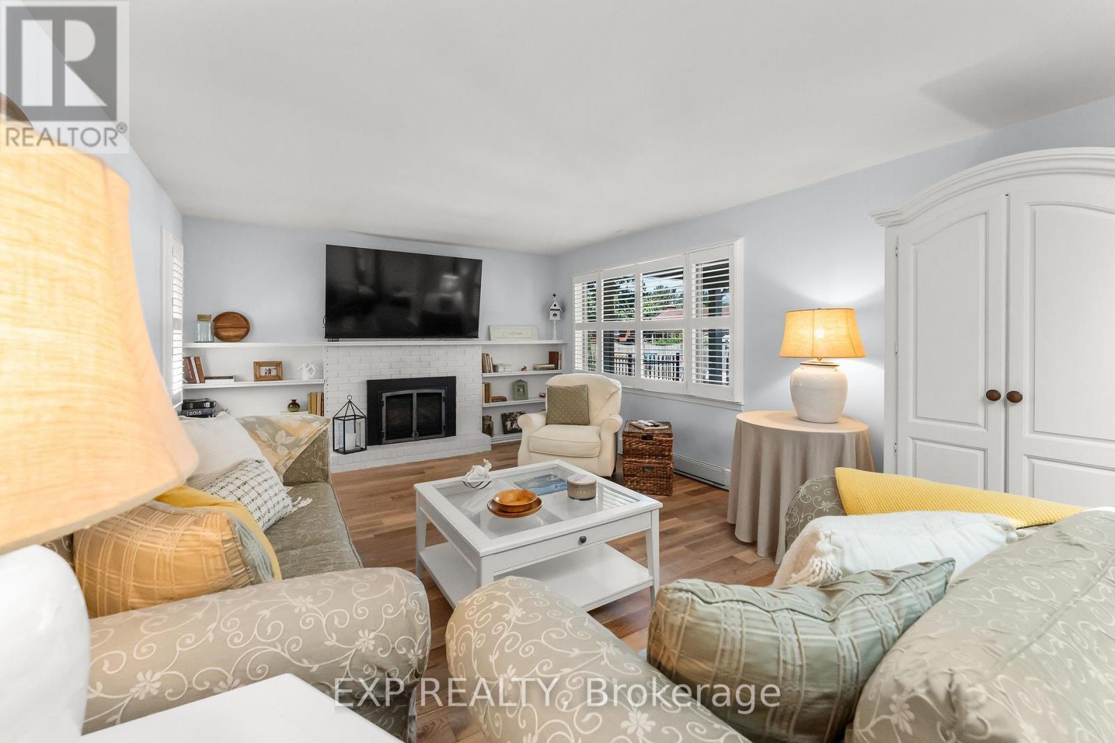 3279 Saint Patrick Avenue, Niagara Falls (Stamford), ON - Indoor Photo Showing Living Room With Fireplace