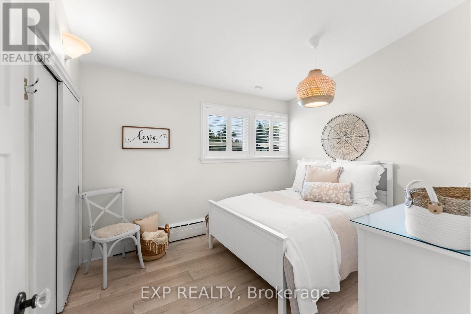 3279 Saint Patrick Avenue, Niagara Falls (Stamford), ON - Indoor Photo Showing Bedroom