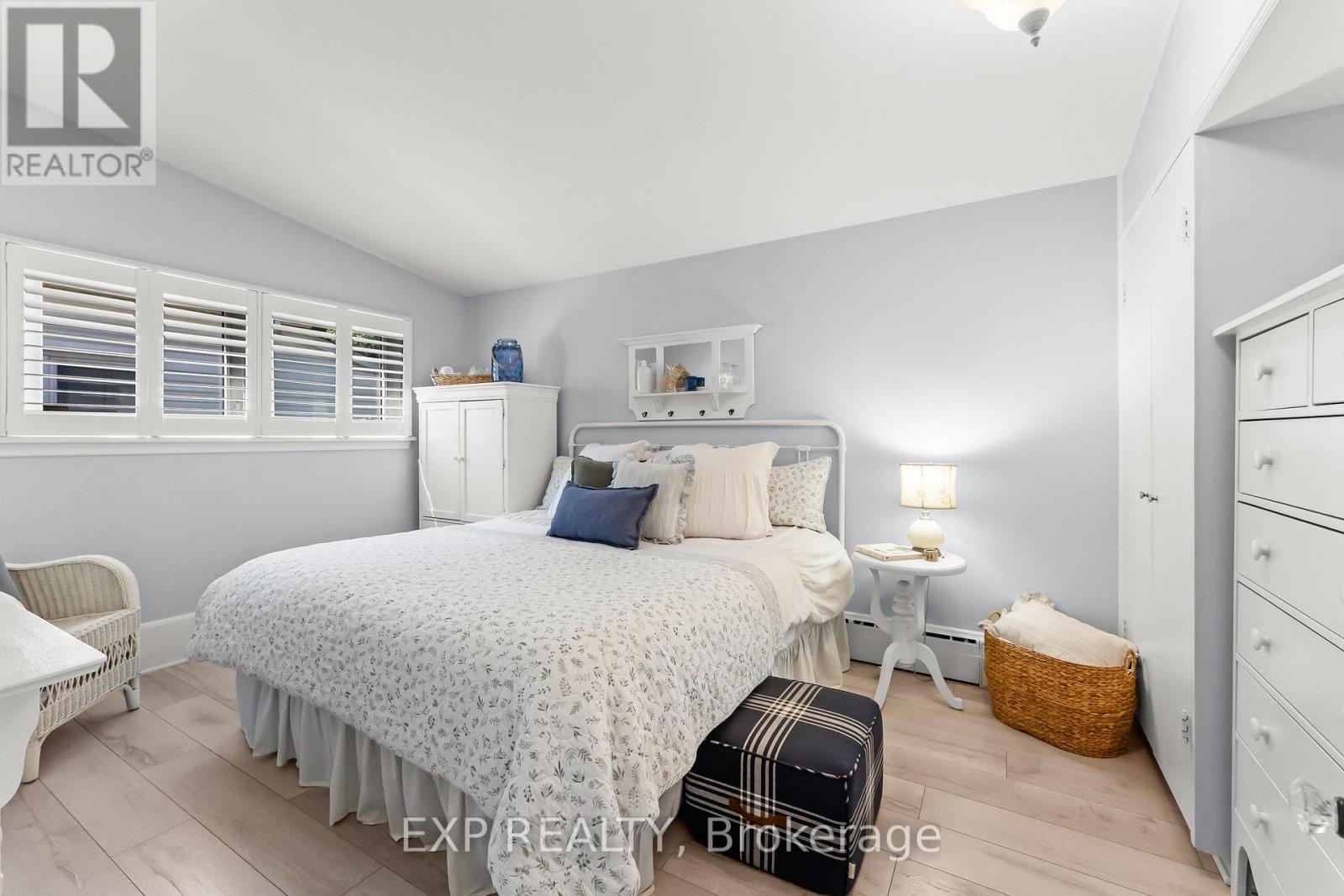 3279 Saint Patrick Avenue, Niagara Falls (Stamford), ON - Indoor Photo Showing Bedroom