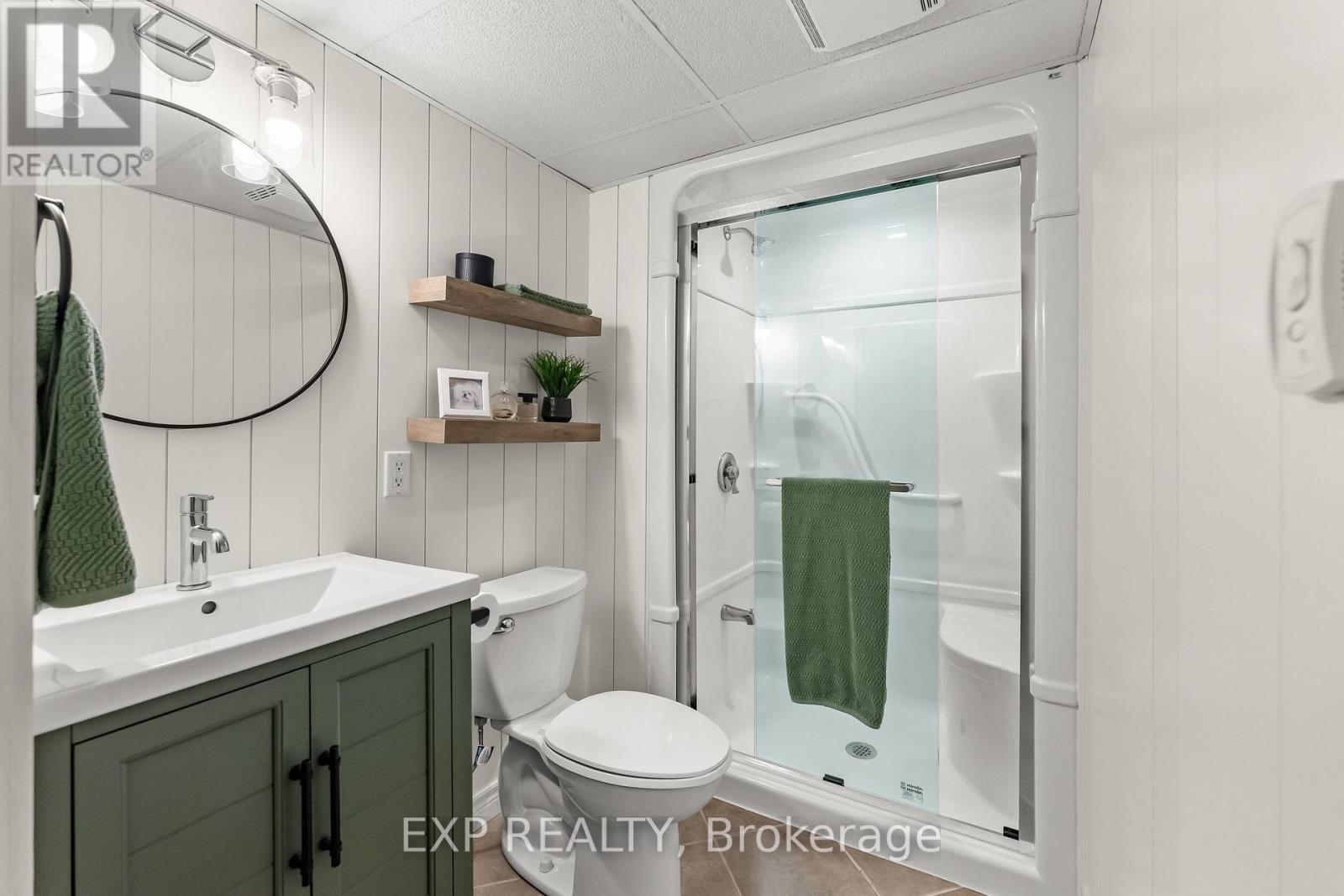 3279 Saint Patrick Avenue, Niagara Falls (Stamford), ON - Indoor Photo Showing Bathroom