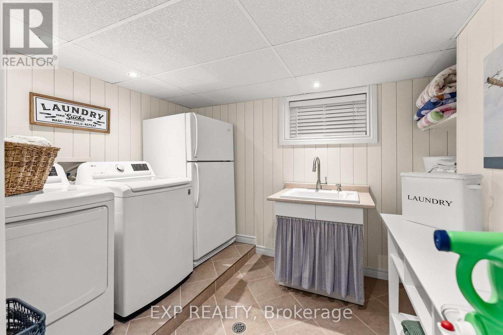 3279 Saint Patrick Avenue, Niagara Falls (Stamford), ON - Indoor Photo Showing Laundry Room