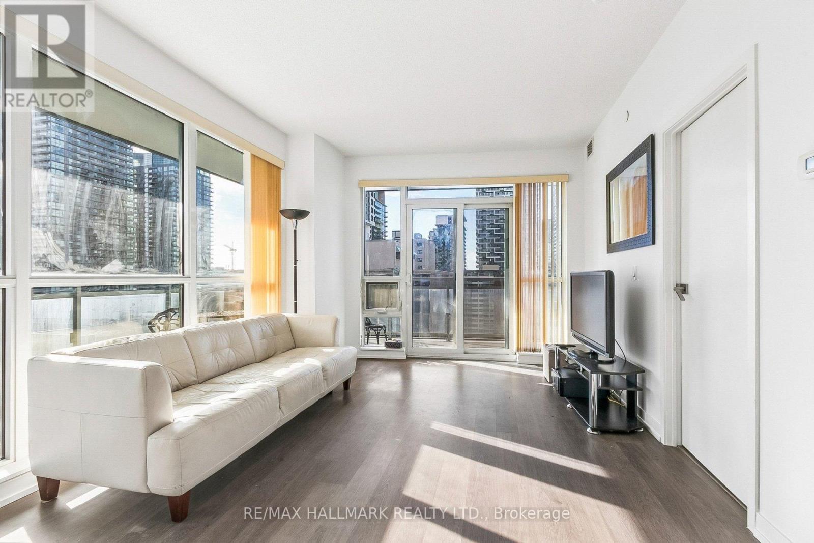 1212 - 98 Lillian Street, Toronto, ON - Indoor Photo Showing Living Room