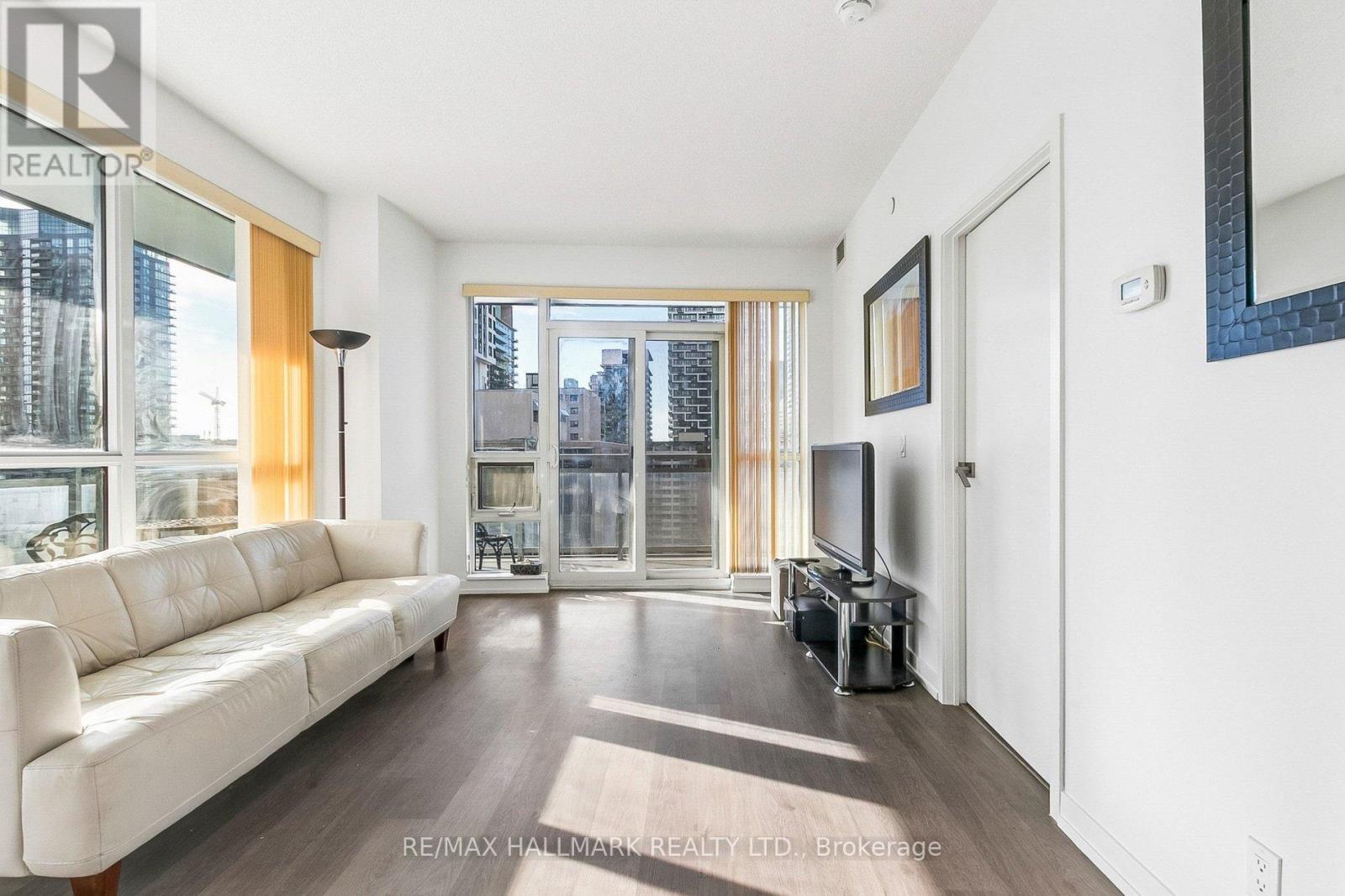 1212 - 98 Lillian Street, Toronto, ON - Indoor Photo Showing Living Room