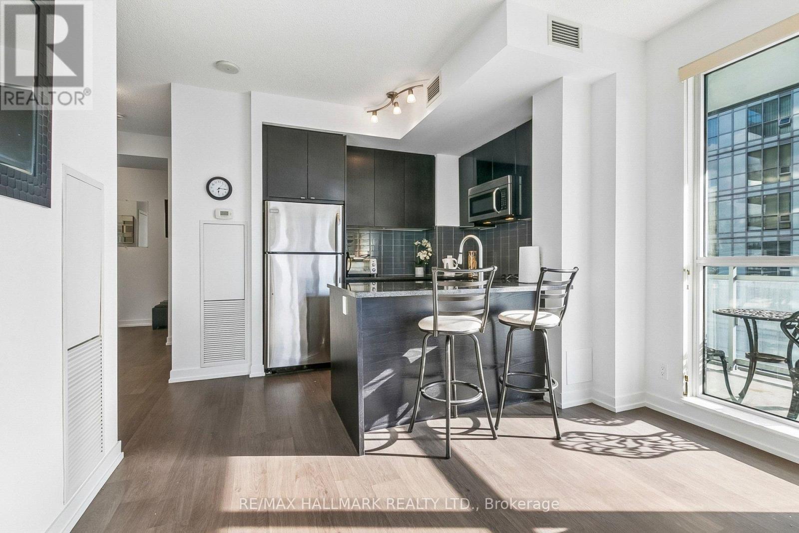 1212 - 98 Lillian Street, Toronto, ON - Indoor Photo Showing Kitchen