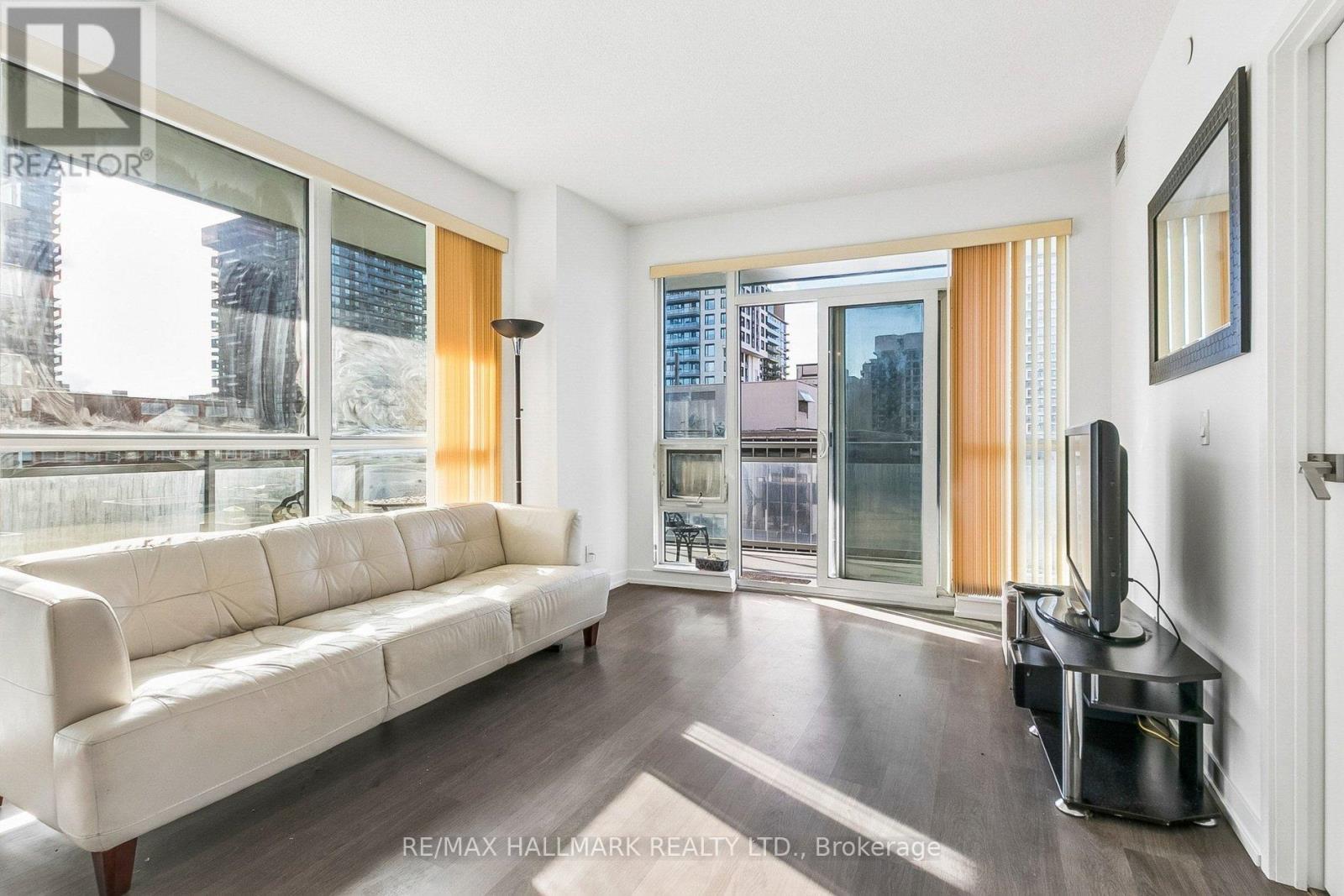 1212 - 98 Lillian Street, Toronto, ON - Indoor Photo Showing Living Room